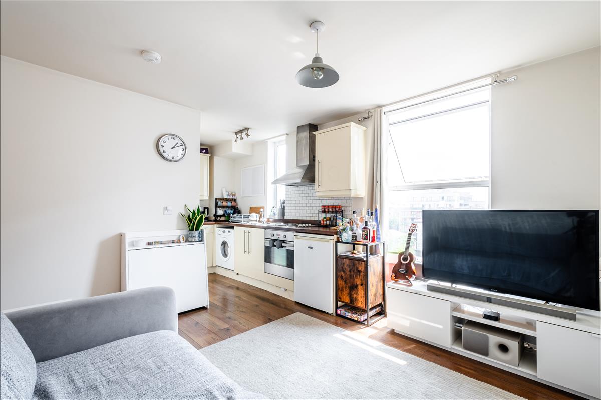 Flat Mowlem Street in Greater London