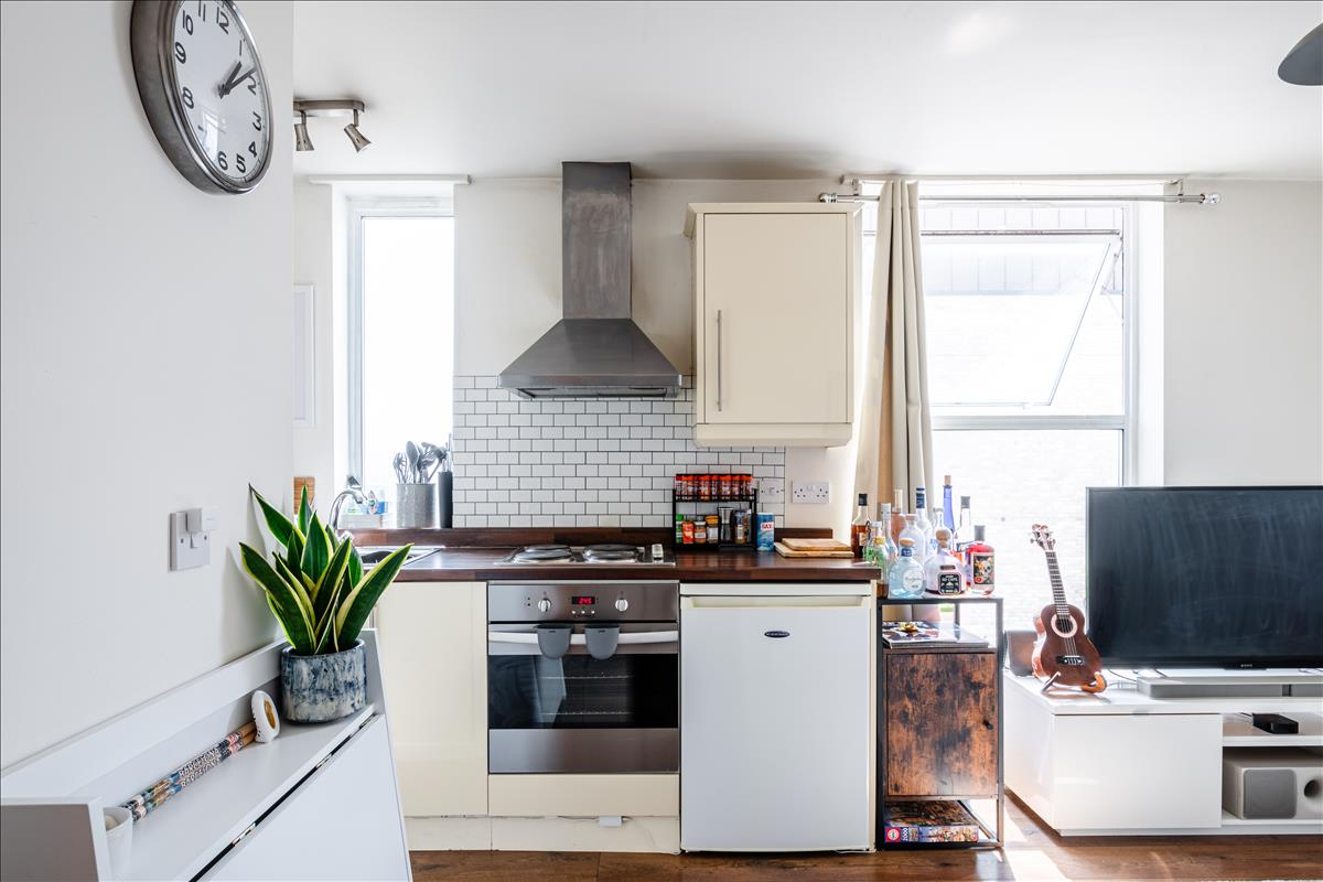 Flat Mowlem Street in Greater London