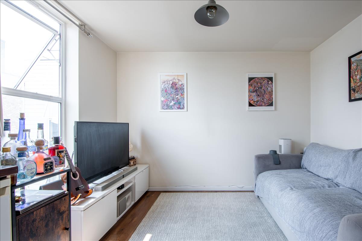 Flat Mowlem Street in Greater London