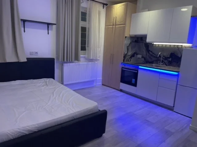Room Manor Drive in Greater London