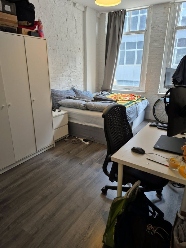 Room Farringdon Road in Greater London