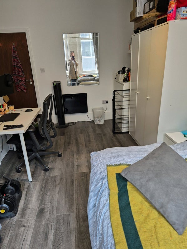 Room Farringdon Road in Greater London