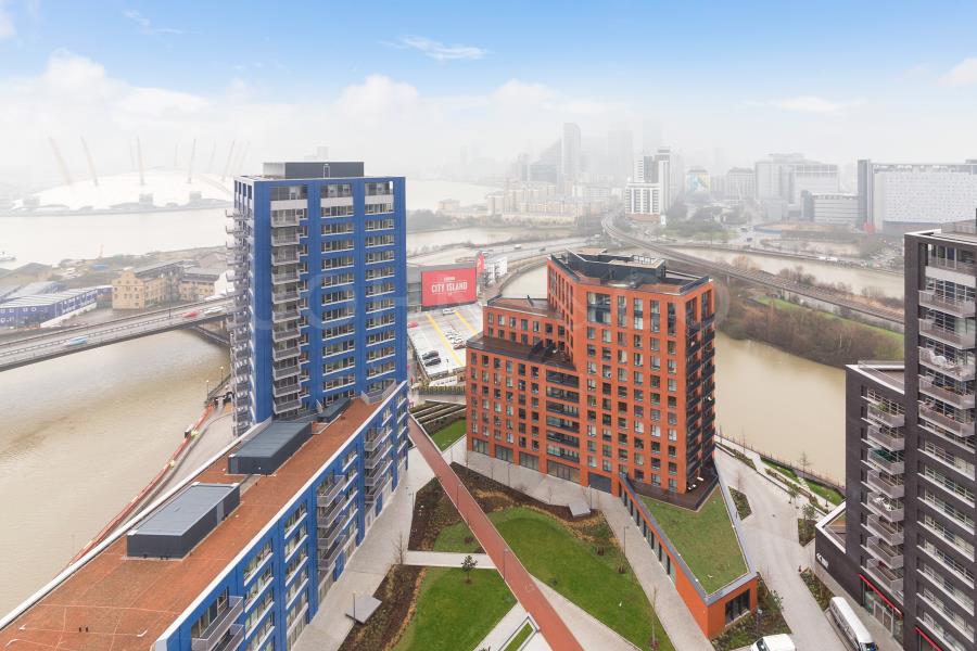 Flat Botanic Square in Greater London