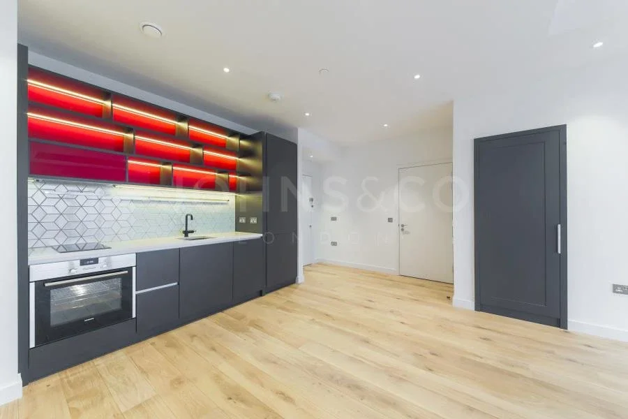 Flat Botanic Square in Greater London