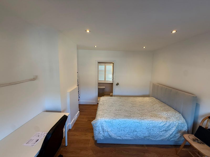 Room Brooks Avenue in Greater London