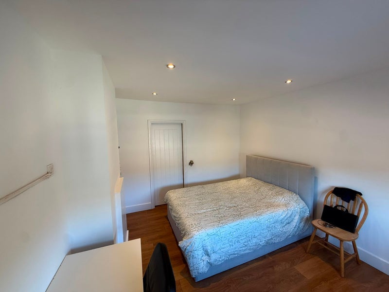 Room Brooks Avenue in Greater London