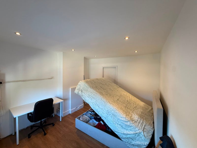 Room Brooks Avenue in Greater London