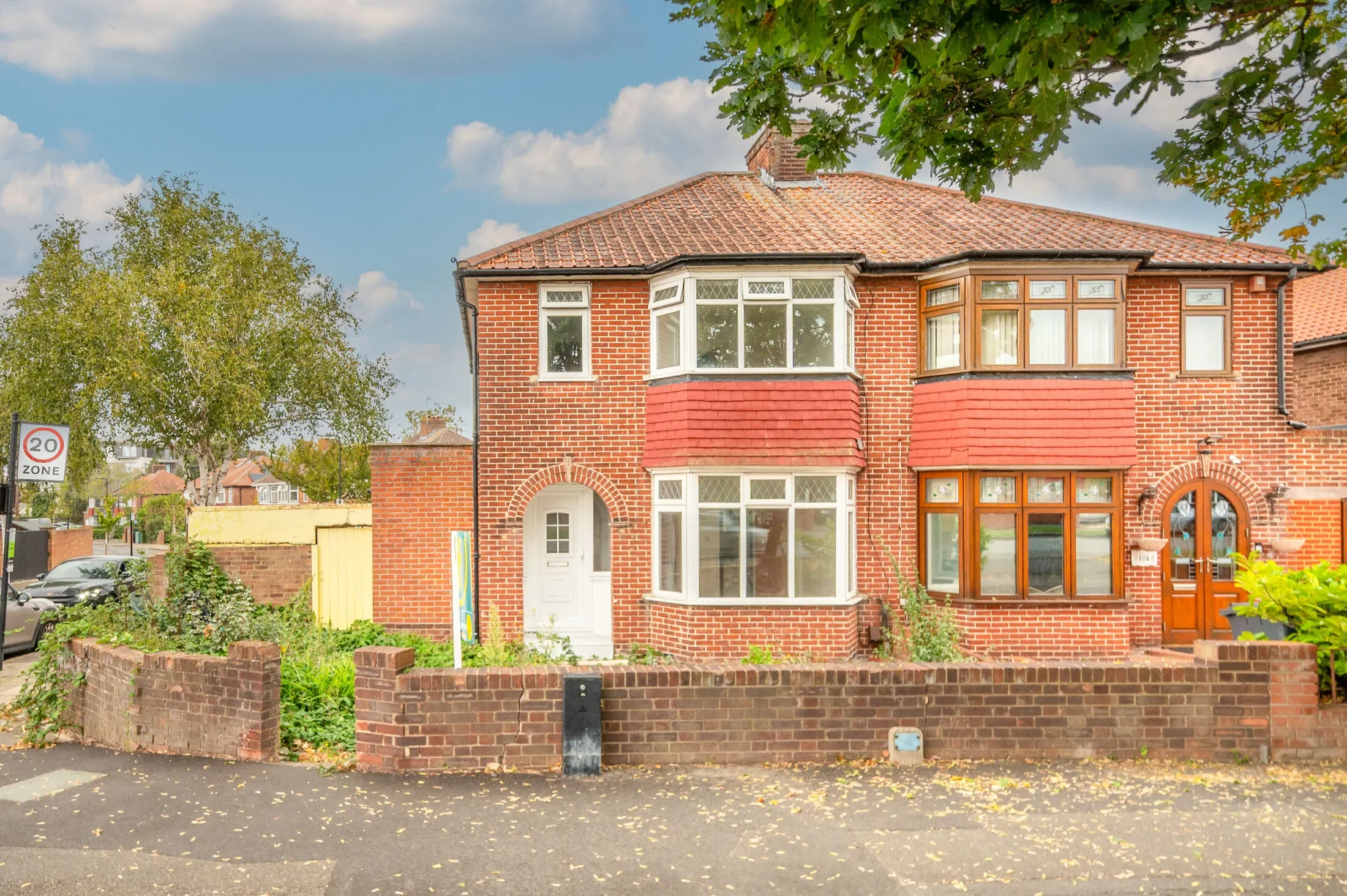 House Whitton Avenue East in Greater London