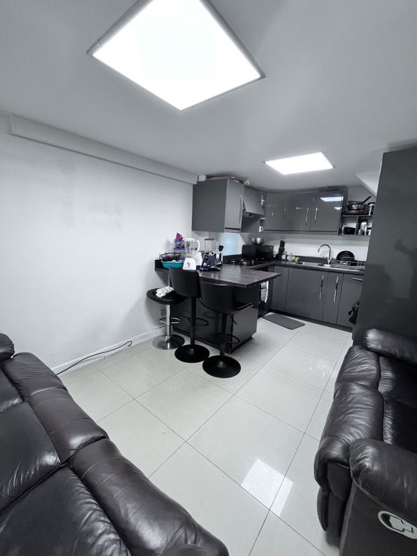 Room Metchley Drive in Birmingham
