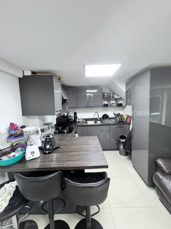Room Metchley Drive in Birmingham