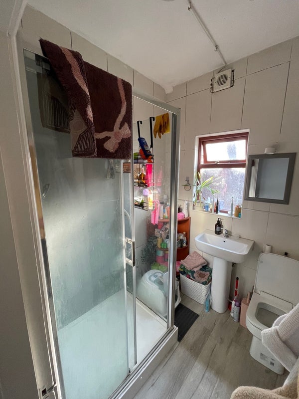 Room Bury Avenue in Manchester