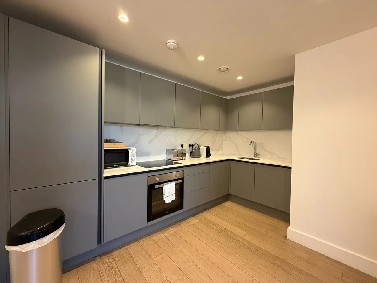 Flat Harlequin Avenue in Greater London