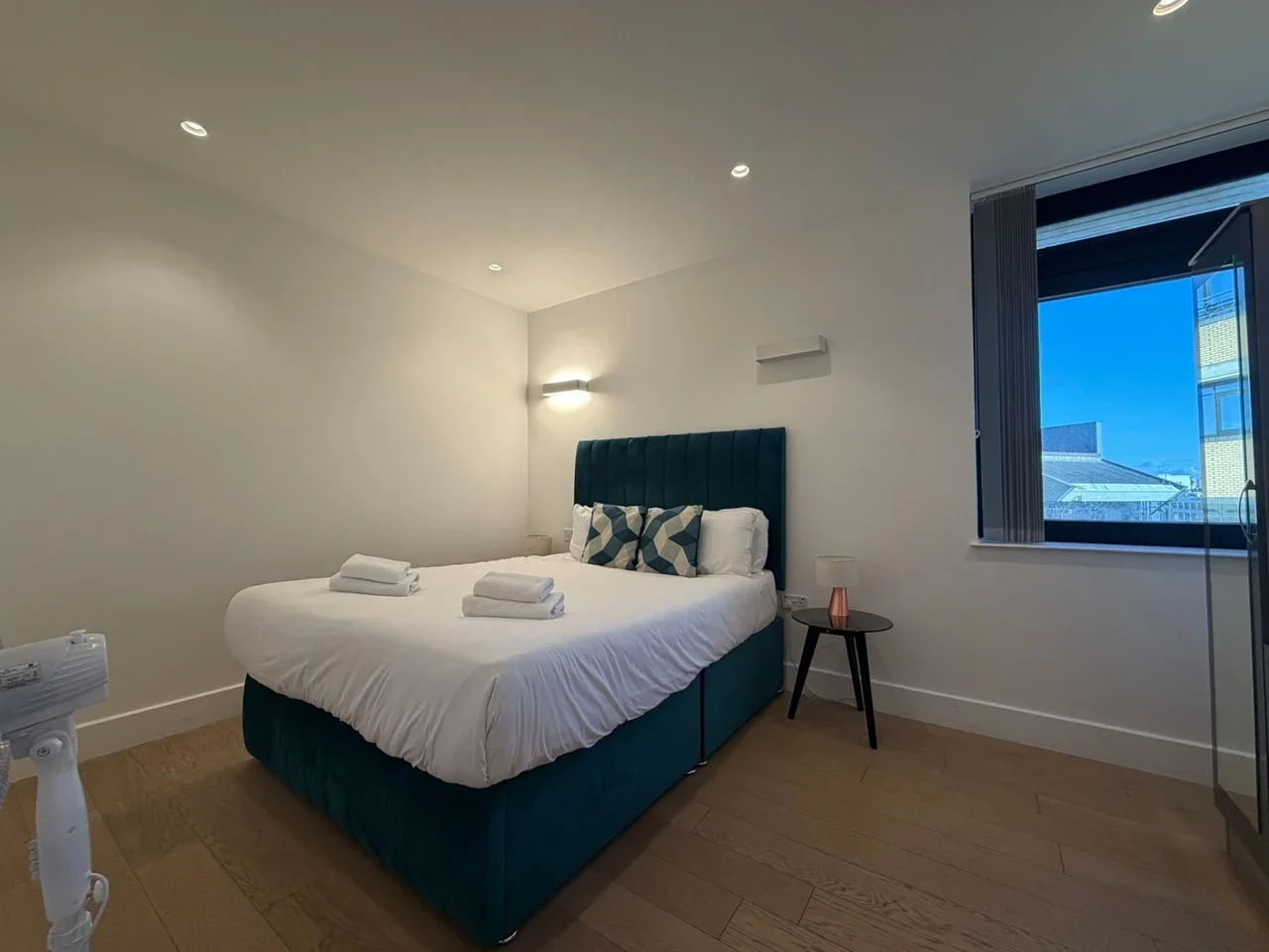 Flat Harlequin Avenue in Greater London