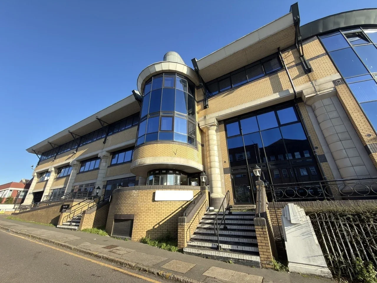 Flat Harlequin Avenue in Greater London