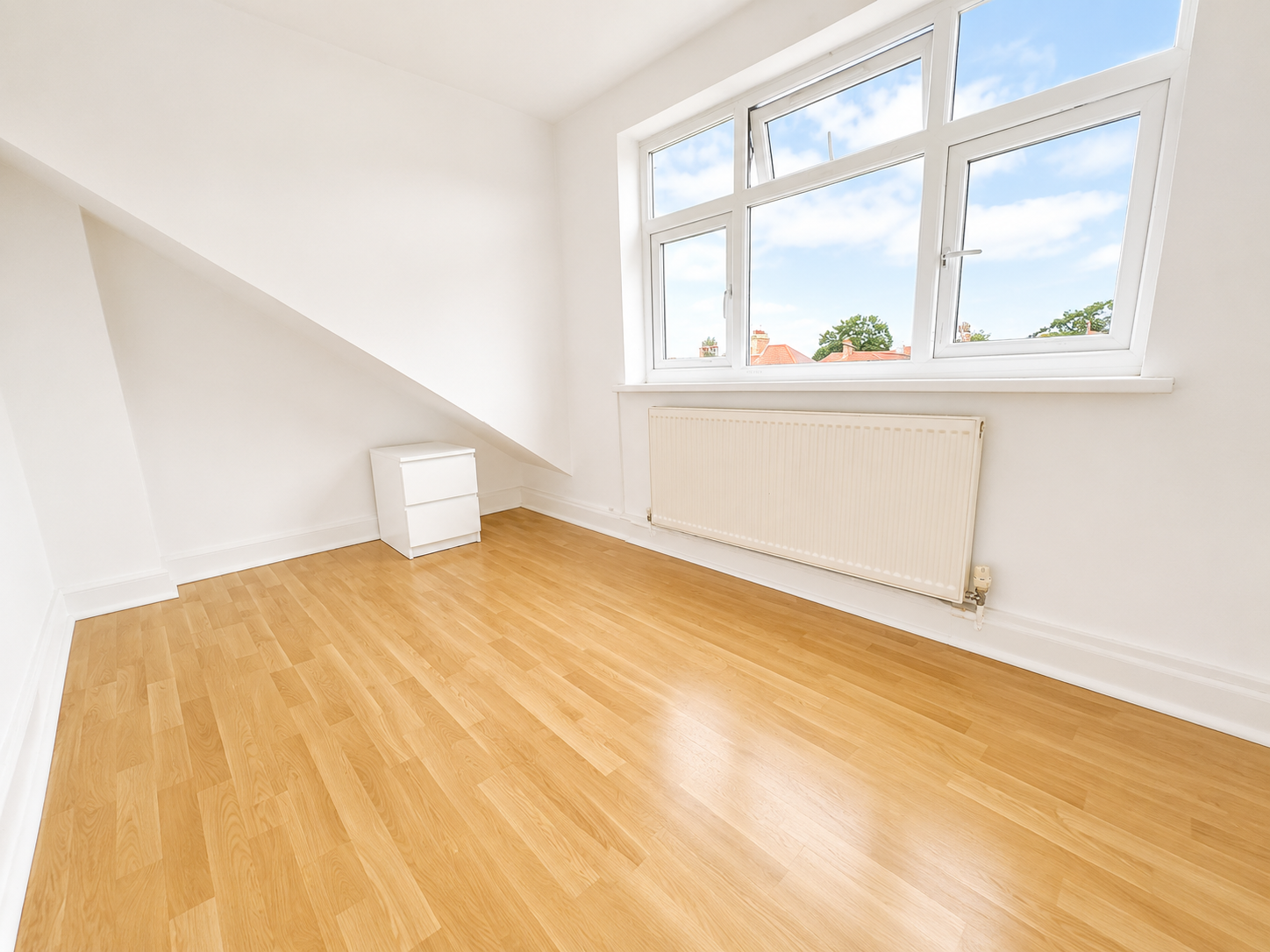 Flat Lyndhurst Drive in Greater London