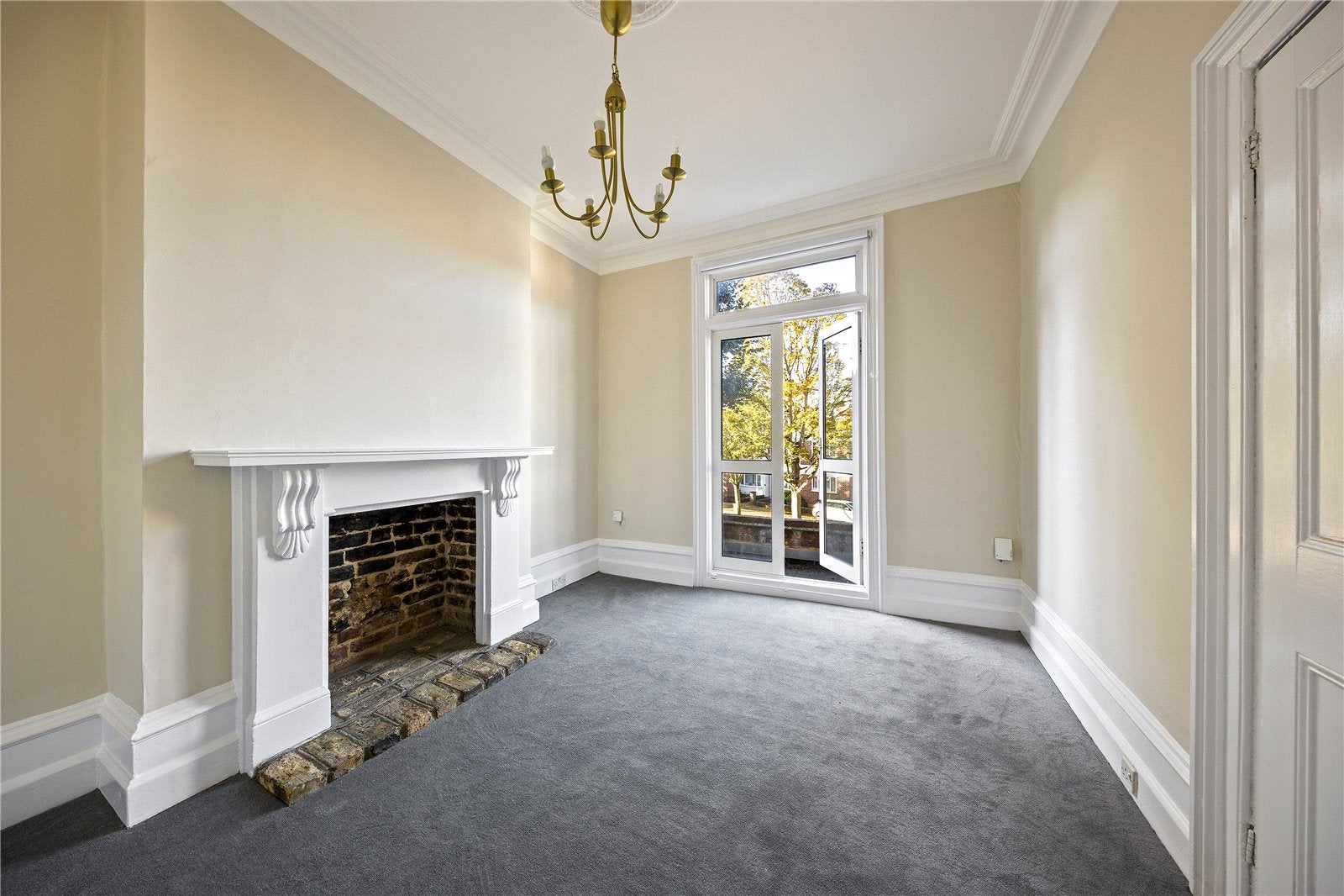 Flat Crown Road in Greater London