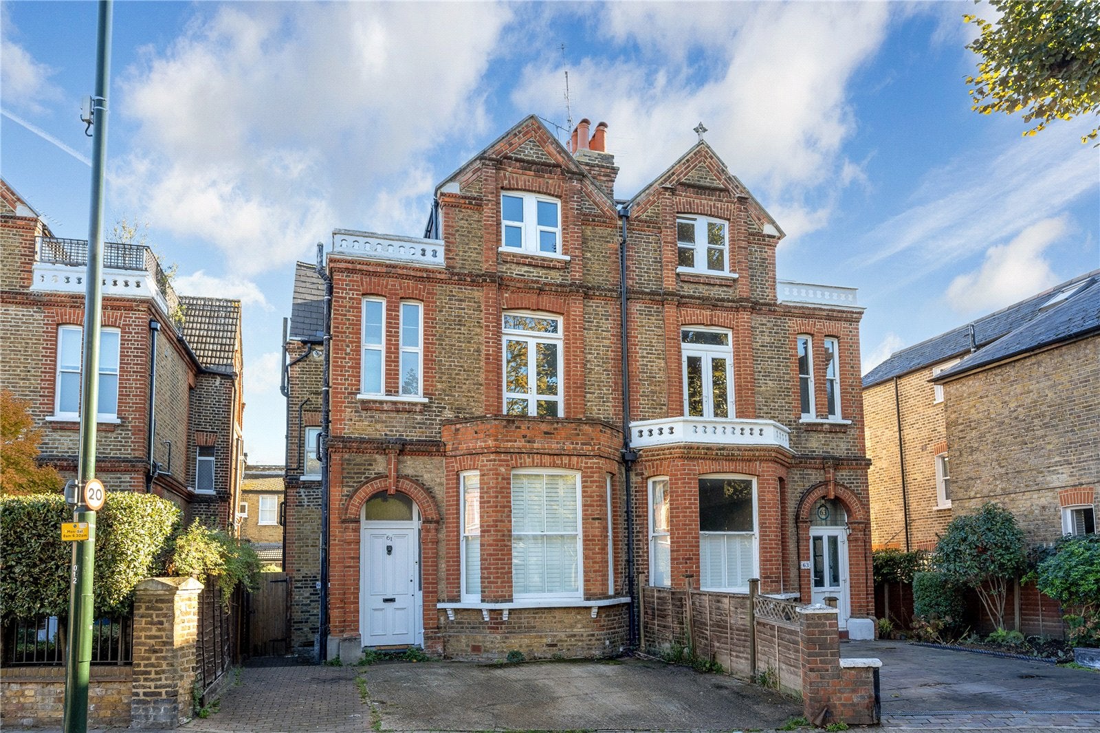 Flat Crown Road in Greater London