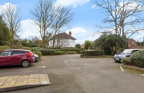 Flat Sidney Road in Elmbridge