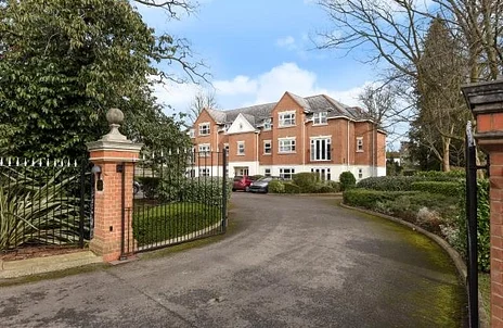 Flat Sidney Road in Elmbridge