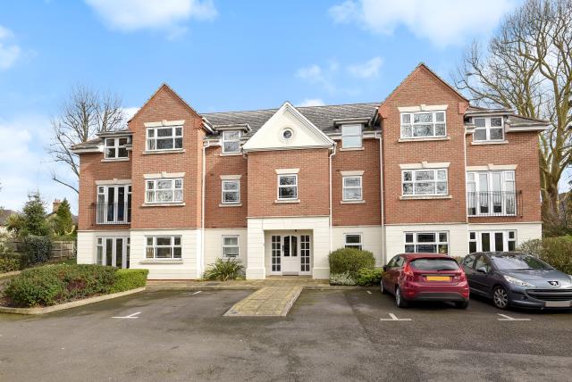 Flat Sidney Road in Elmbridge