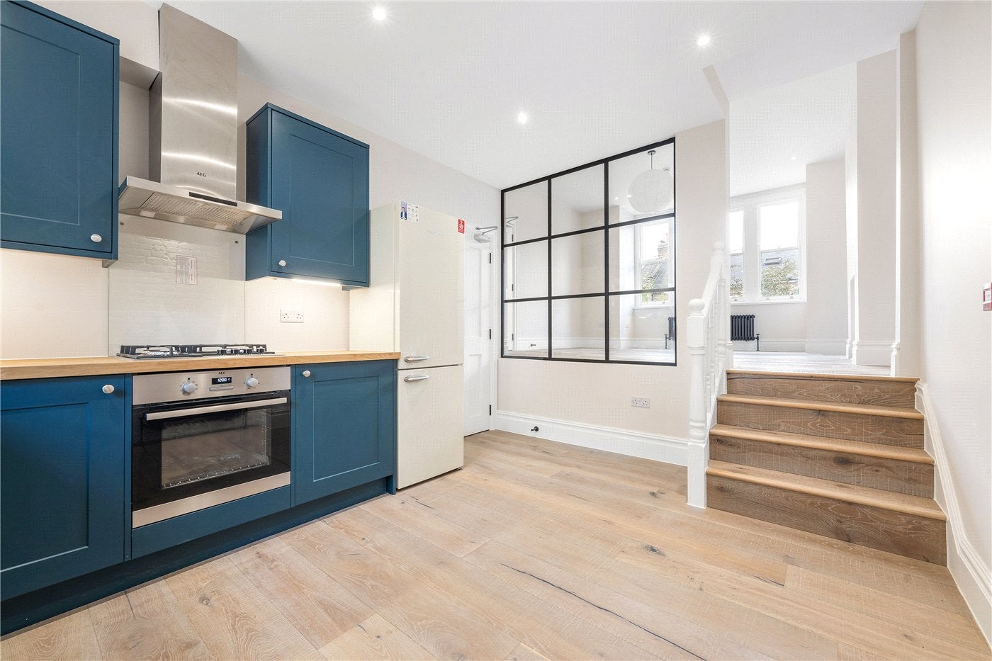 Room Gowlett Road in Greater London