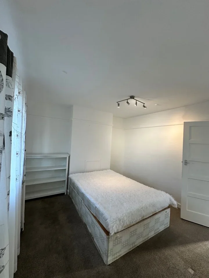 Room The Parade in Sunbury-on-Thames