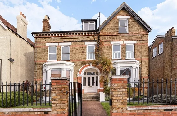 Flat Worple Road in Greater London
