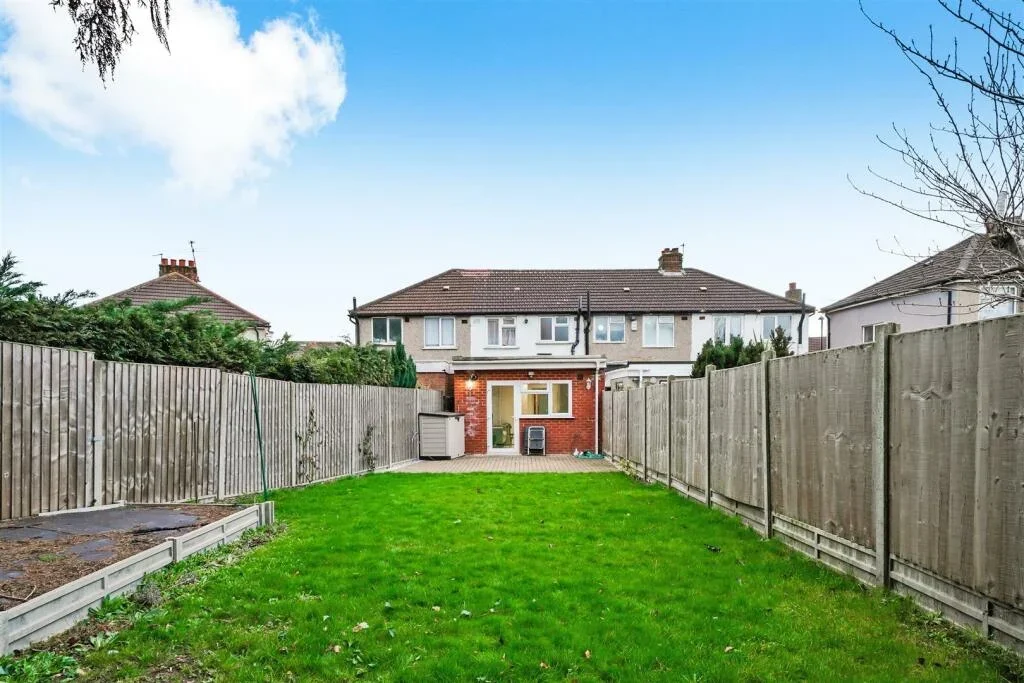 House Kingsmead Drive in Greater London