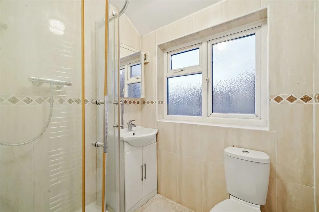 House Kingsmead Drive in Greater London