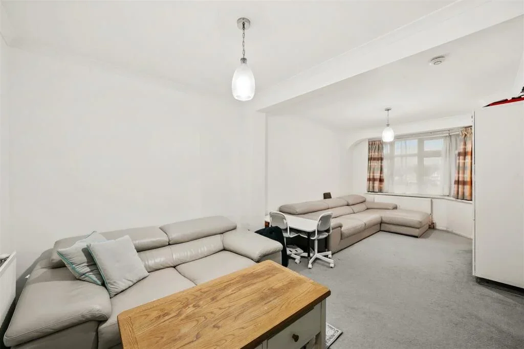 House Kingsmead Drive in Greater London