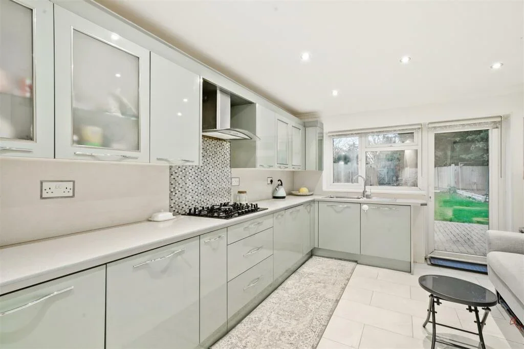 House Kingsmead Drive in Greater London