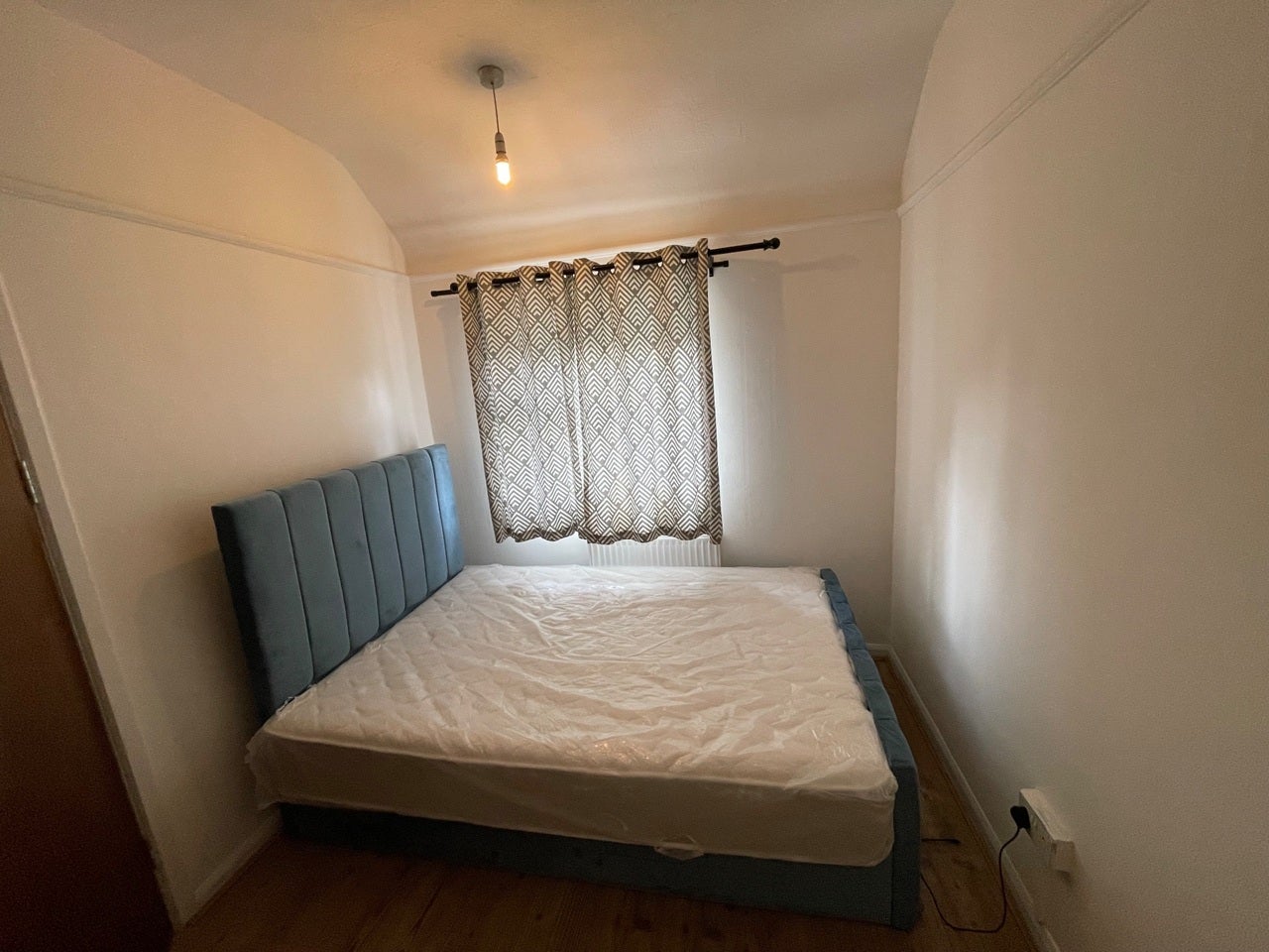 Room Keynsham Gardens in Greater London