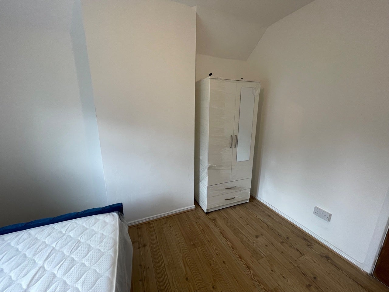 Room Keynsham Gardens in Greater London