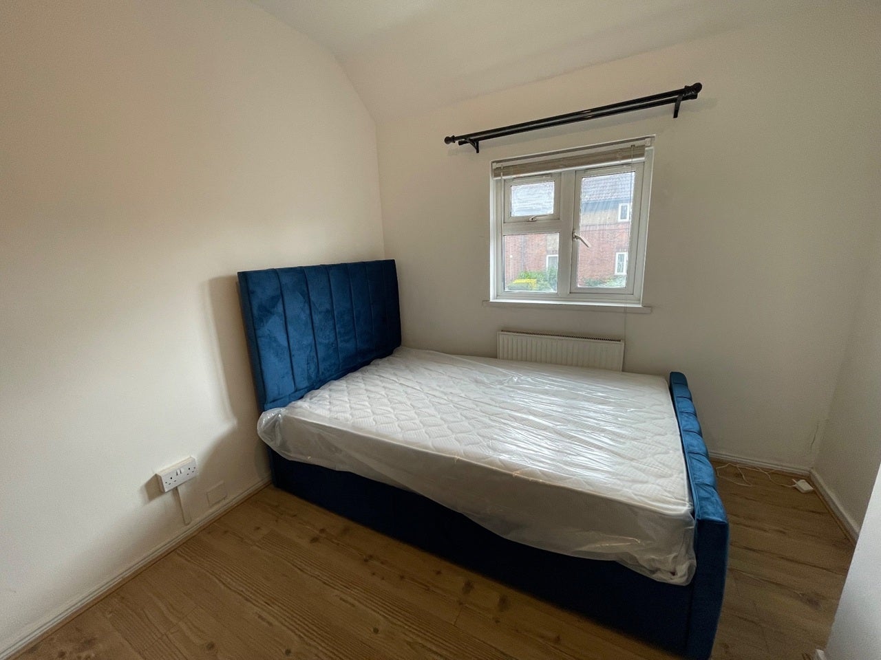 Room Keynsham Gardens in Greater London