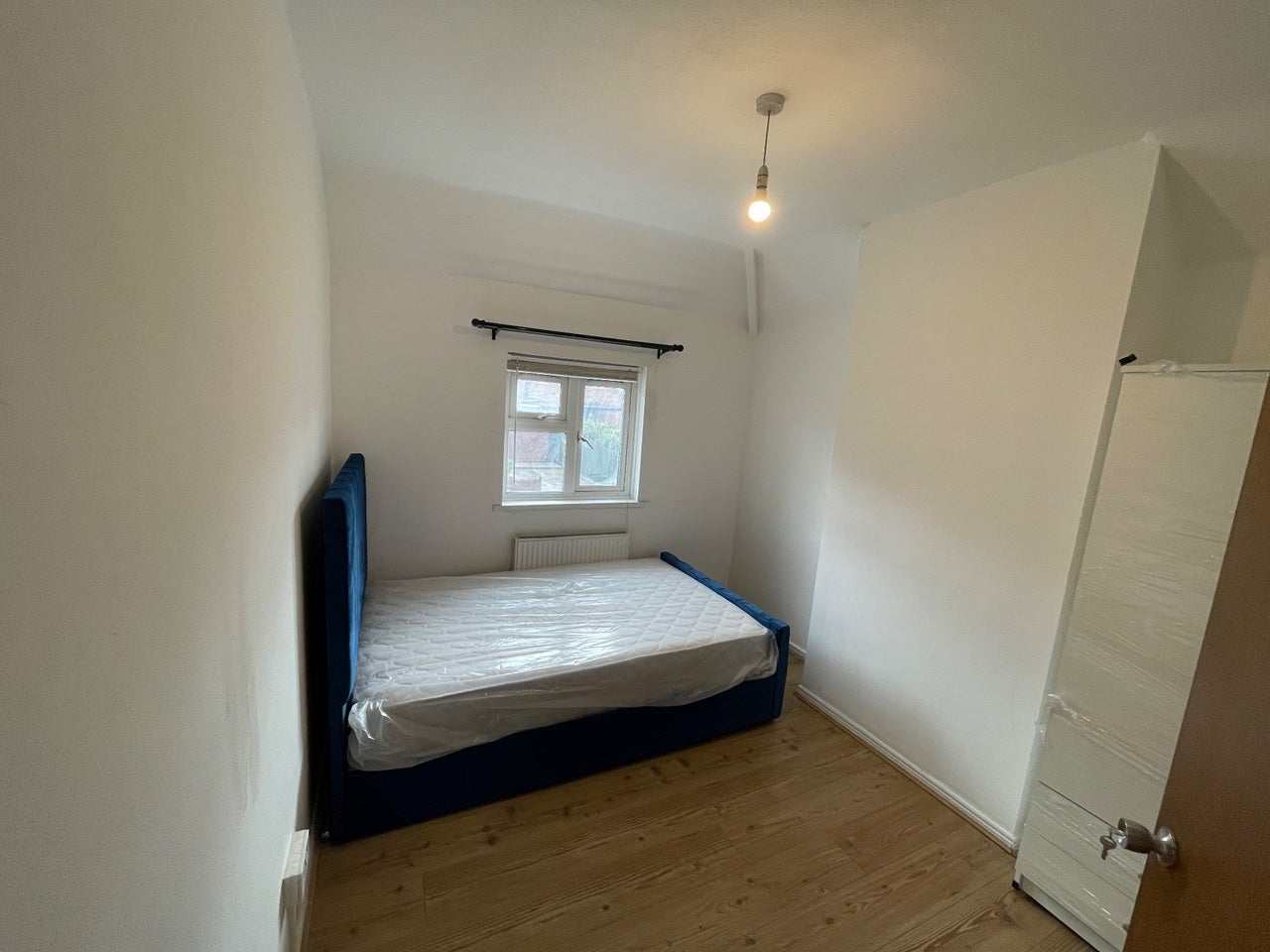 Room Keynsham Gardens in Greater London
