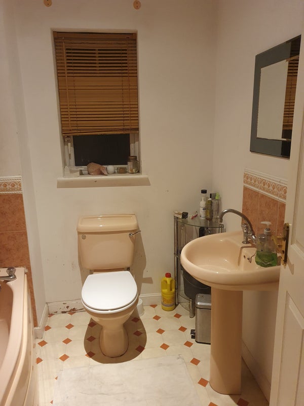 Room Woodpecker Close in Bradford