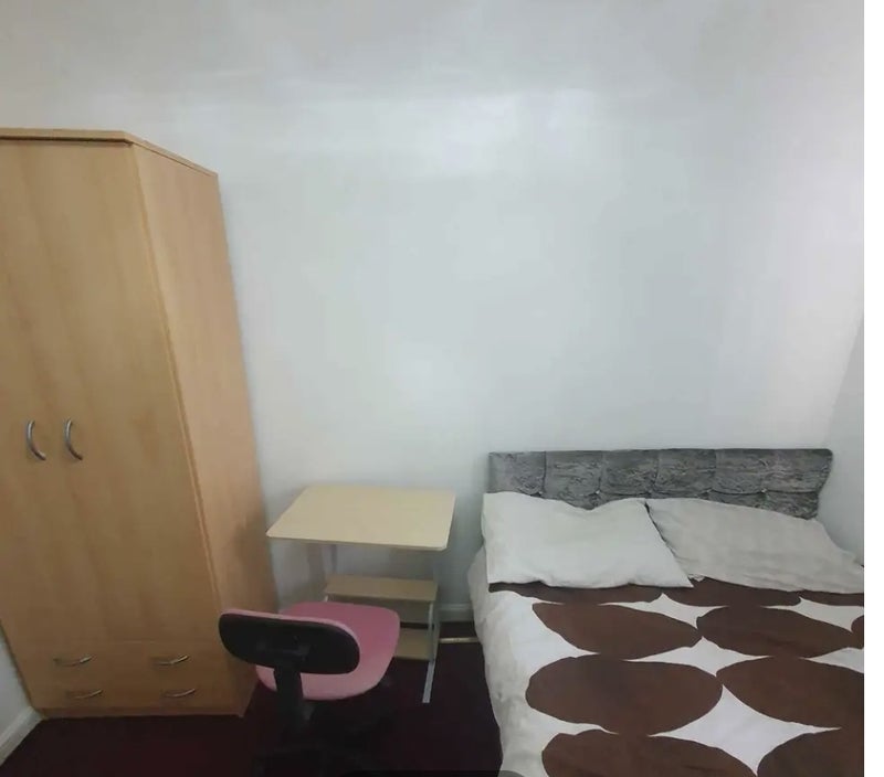 Room Woodpecker Close in Bradford
