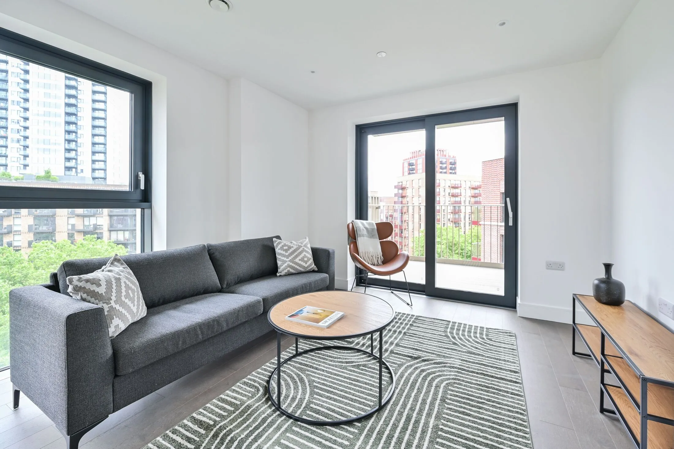 Flat Sayer Street in Greater London