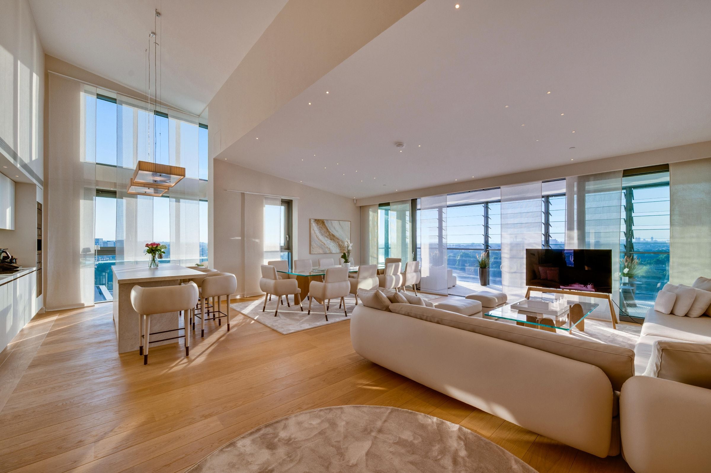 Flat Eastfields Avenue in Greater London