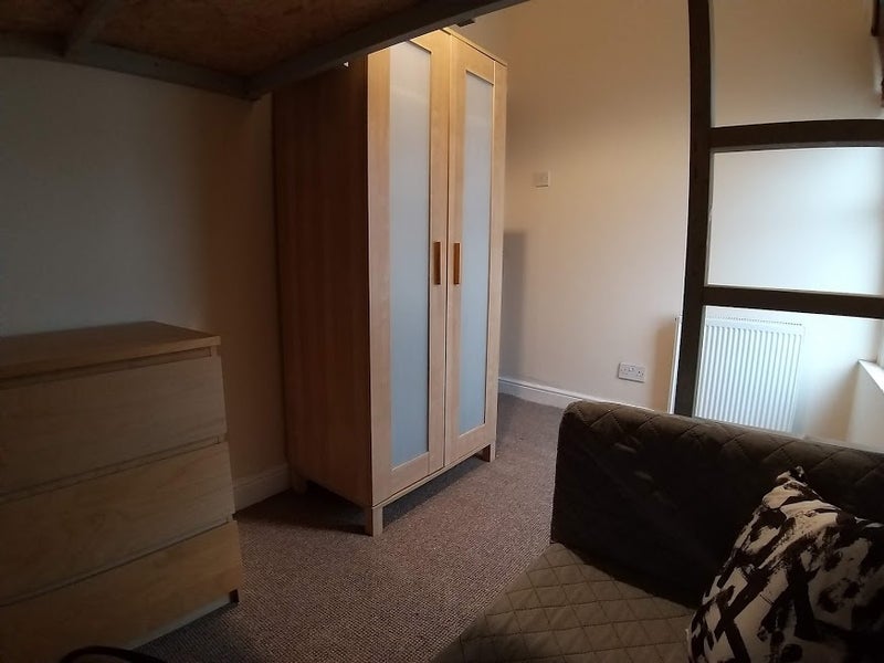 Room Machen Place in Cardiff