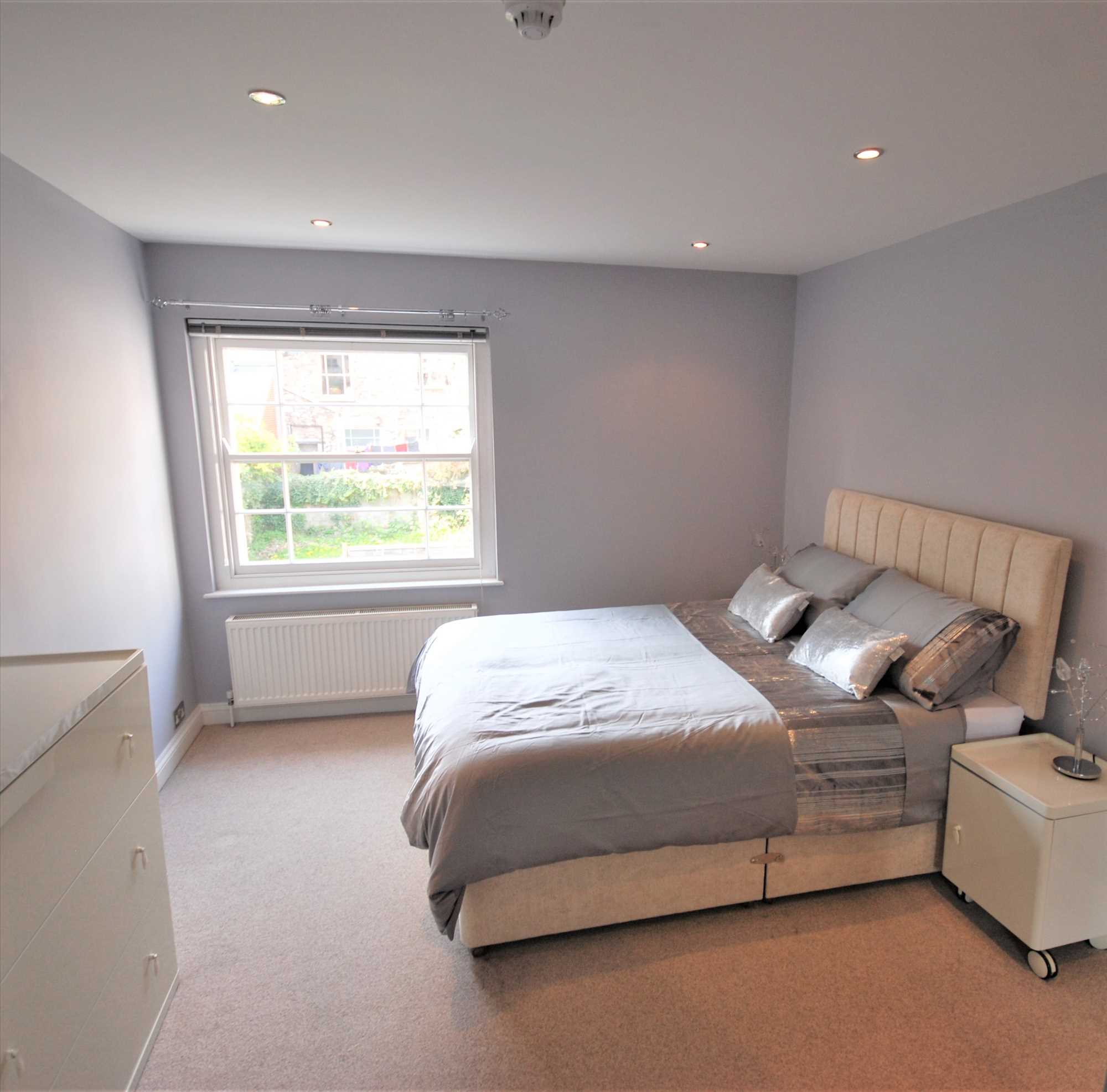 Flat Royal York Crescent in Bristol