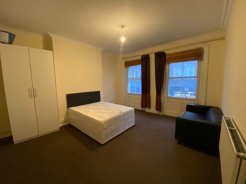 Room Earl's Court Road in Greater London