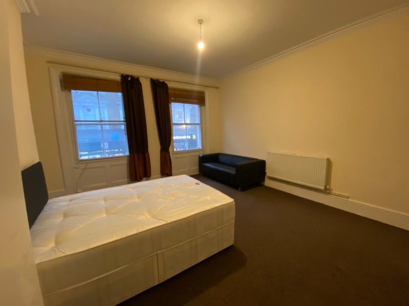 Room Earl's Court Road in Greater London