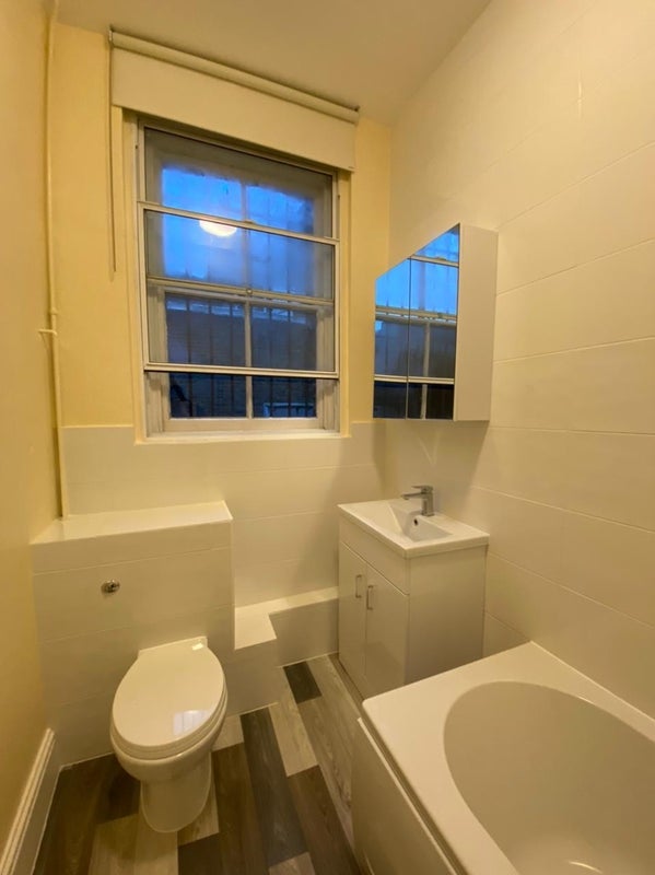 Room Earl's Court Road in Greater London