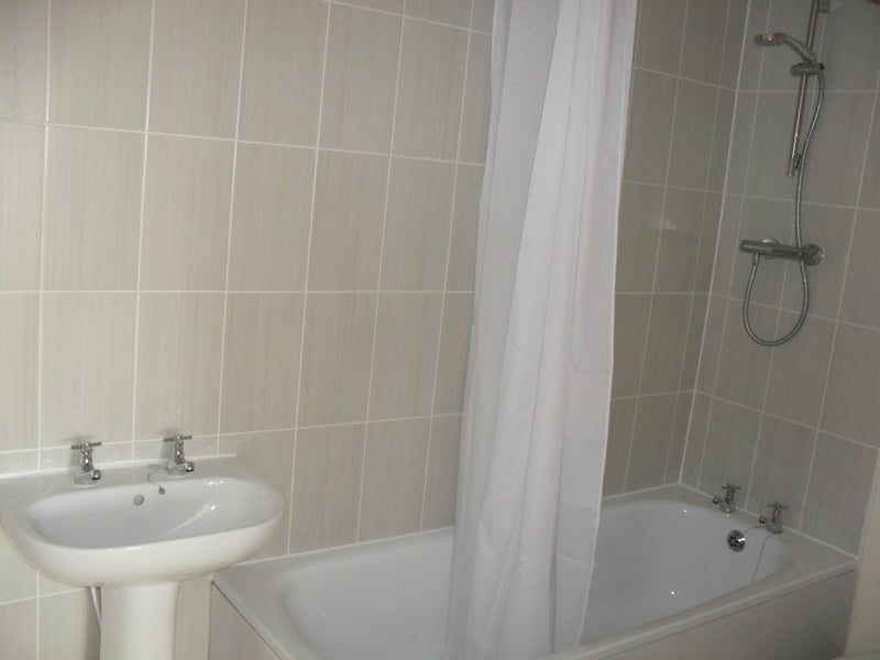 Room Markfield Avenue in Manchester