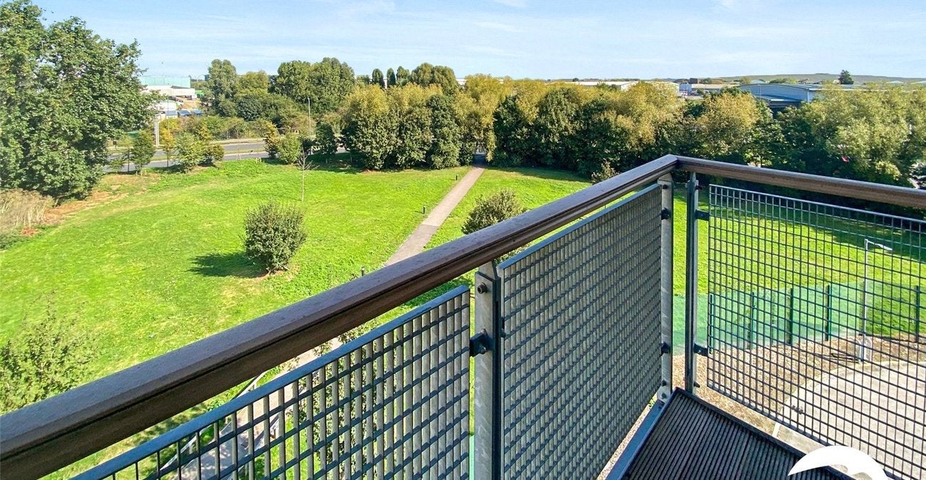 Flat Beltwood Road in Greater London