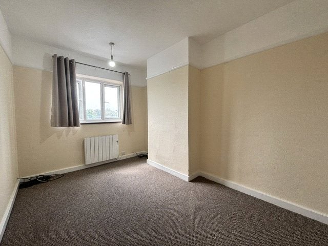 Flat Staines Road West in Sunbury-on-Thames