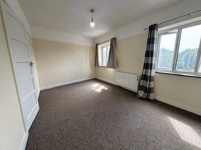 Flat Staines Road West in Sunbury-on-Thames