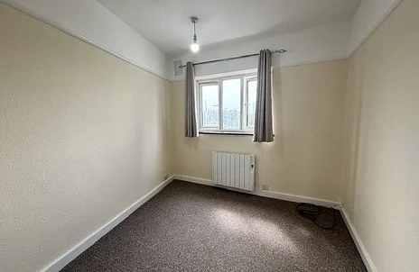 Flat Staines Road West in Sunbury-on-Thames