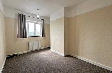Flat Staines Road West in Sunbury-on-Thames